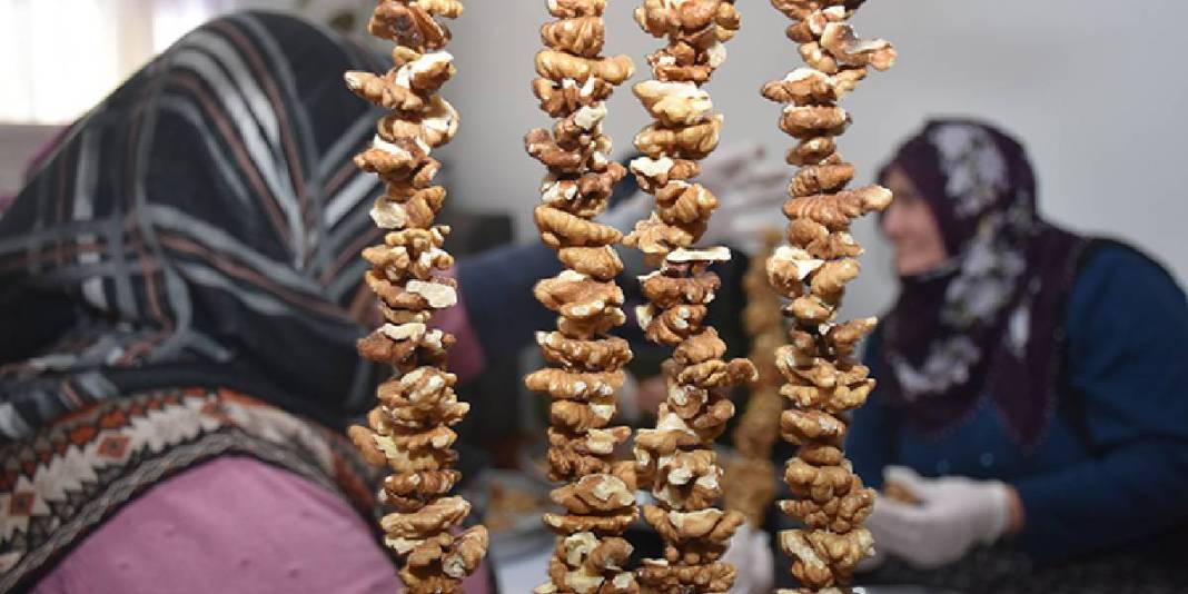 İğne ve ip kullanıyor, tek tek ipe diziyorlar: Yöresel lezzetin hazırlığı kadınlara geçim kaynağı oluyor 1